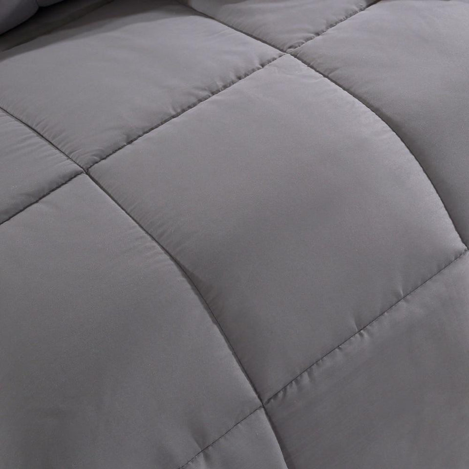 Down alternative comforter